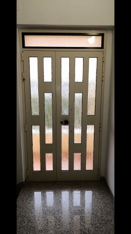PORTA D'INGRESSO IN ALLUMINIO DESIGN MODERNO CON INSERTI IN VETRO - Foto 4