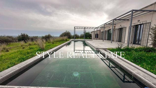 Villa panoramica vista mare tra Avola e Noto: uliveto, piscina a sfioro, privacy