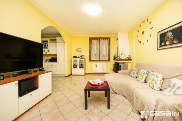 ARZAGO D'ADDA, 3 LOCALI DUPLEX con CANTINA e BOX
In zona tranquilla, proponiamo in vendita esclusiva luminoso appartamento di 3 locali oltre doppi s - Foto 3