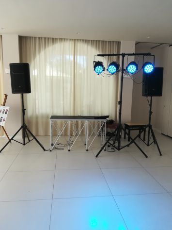 Noleggio Effetti luci Par su asta piu Casse JBL e tavolino - Foto 2