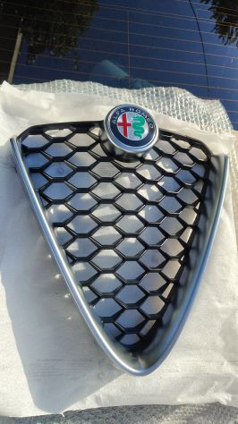 Griglia frontale grigia con logo originale Alfa Romeo Giulia - Foto 3