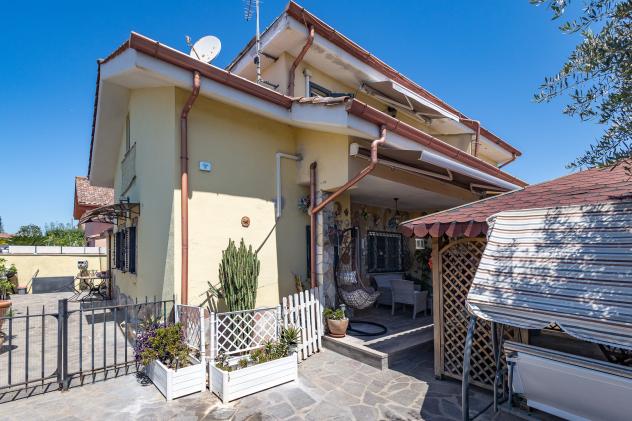 Villa in Viale Nuova Florida