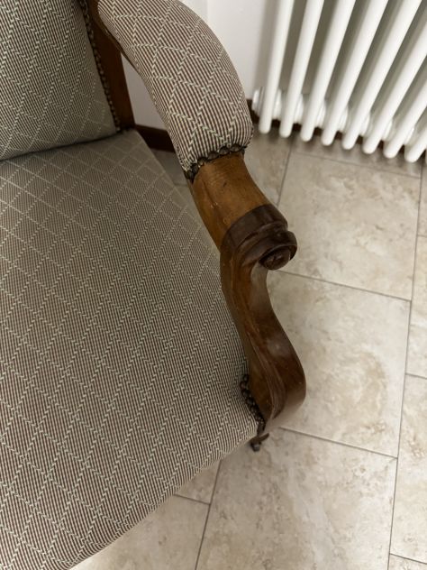 Elegante poltrona in stile Luigi Filippo in noce con rotelle originali. - Foto 5