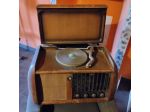 Radio con giradischi d'epoca