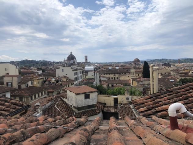 PIAZZA SAN MARCO vicinanze affittiamo per un periodo transitorio una caratteristica mansarda arredata disposta su due piani con veduta panoramica su F - Foto 12