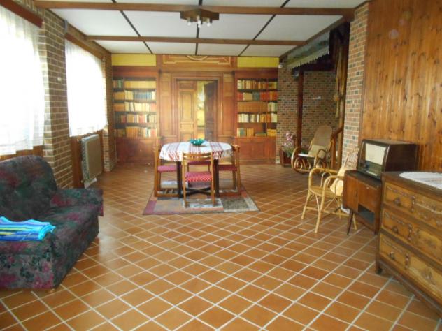 Spaziosa casa con due box auto e magazzino disposta su 2 piani oltre a sottotetto (non abitabile). Il Piano terra è composto da una taverna, uno spazi - Foto 9