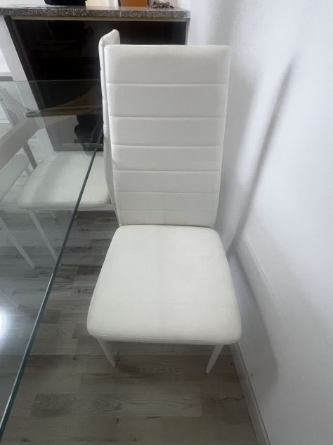 Set Tavolo da Pranzo in Vetro e Legno + 4 Sedie Moderne Bianche Imbottite - Foto 3