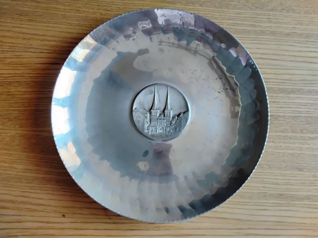 2 piatti vintage in peltro fatti a mano a martello souvenir Svizzera