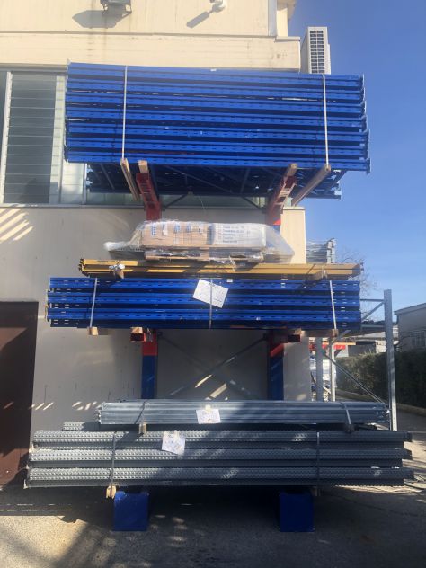 Cantilever per merci lungiformi