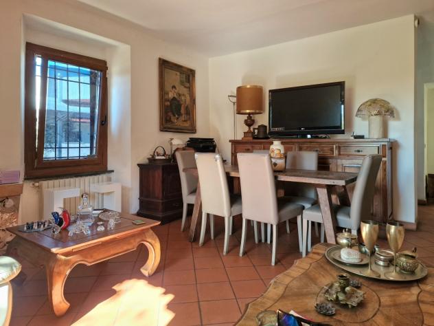 MONTIGNOSO, villetta a schiera con giardino angolare a circa 3,5 km dal mare della Versilia. L'immobile è composto di sala, cucina, disimpegno, camera - Foto 6