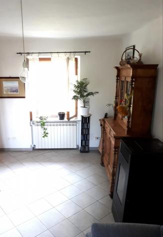 ristrutturata nel 2015 su due livelli: al piano terra ampia cucina, con caminetto, sala e scala di collegamento posta tra i due vani, piano primo dis - Foto 8