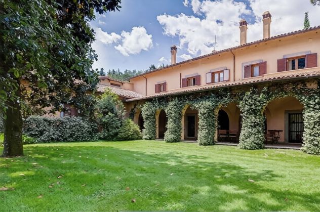 Complesso Immobiliare di Prestigio con Due Ville e Parco