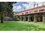 Complesso Immobiliare di Prestigio con Due Ville e Parco