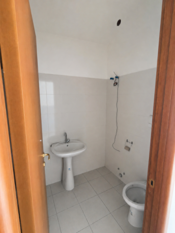 2069/STELLA Locale commerciale di mq 74 al piano terra in parco privato a Vairano Scalo. Si compone di due vani, antibagno e bagno. - Foto 4