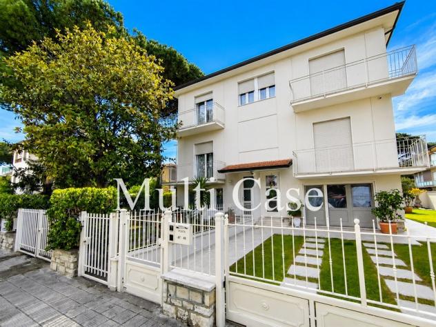 VILLA BIFAMILIARE A POCHI METRI DAL MARE - LIDO DI CAMAIORE (LU)
