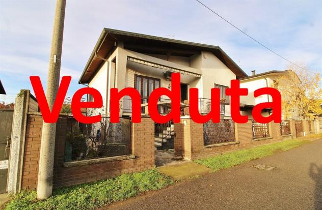 Abitazione indipendente su due livelli – 3 locali, servizi, taverna e area esterna