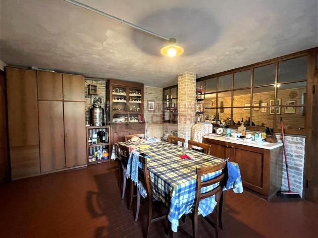 Vicino al Centro di Sarzana Villa trifamigliare con fondi commerciali e giardino - Foto 5
