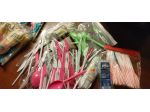 Centinaia di posate di plastica e vaschette per gelato