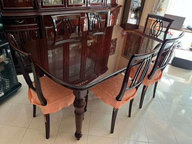 Tavolo in legno classico con sedie - Da restaurare