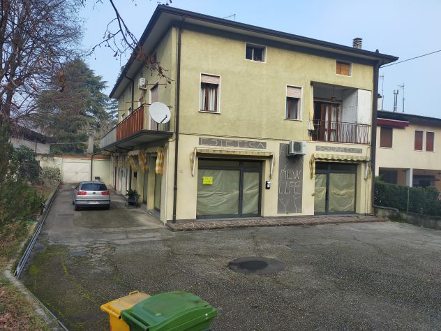 Galzignano Valsanzibio 5 minuti da Arquà Petrarca, in vendita n2 negozi, mq 224
