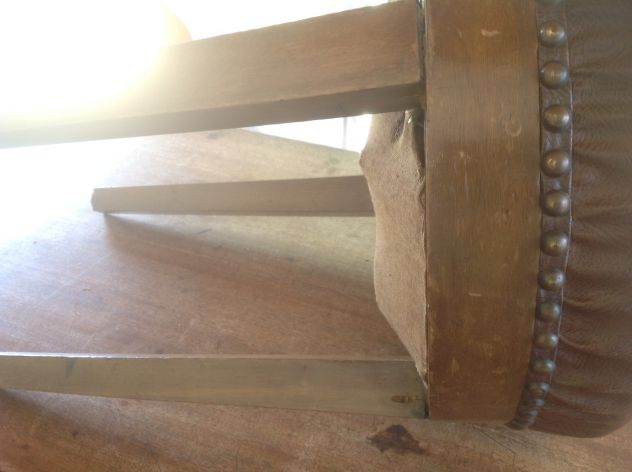 SCAGNETTO ANTICO A TRE GAMBE IN LEGNO E CUOIO - Foto 2