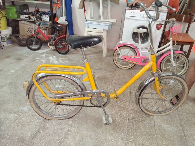Bici vintage gialla in buone condizioni. Telaio in metallo, sella comoda, porta - Foto 3