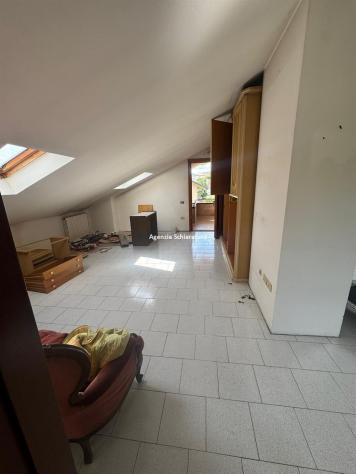 BOTTEGA VENDESI APPARTAMENTO INDIPENDENTE SU BIFAMILIARE CON MANSARDA E AMPIO SCOPERTO ESCLUSIVO - Foto 2