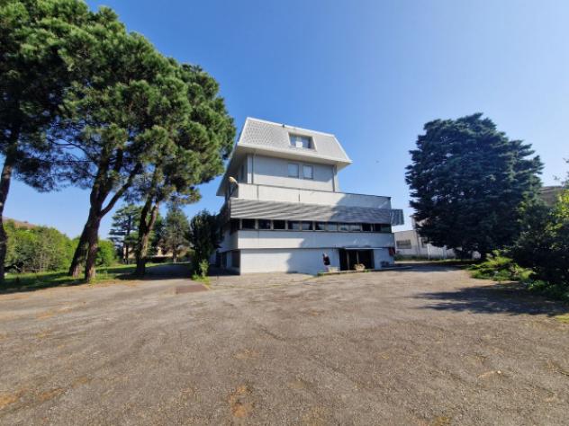Immobile di 3700 m² con più di 5 locali in vendita a Caronno Pertusella