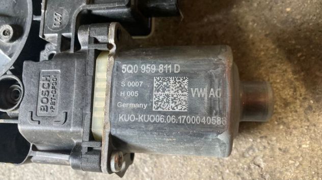 Motorino alzacristallo posteriore SX Volkswagen Golf 7 del 2017 (5Q0959811D) - Foto 3