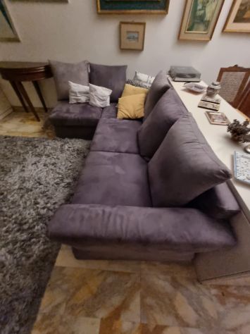 DIVANO ANGOLARE IN ALCANTARA GRIGIO SCURO OTTIME CONDIZIONI