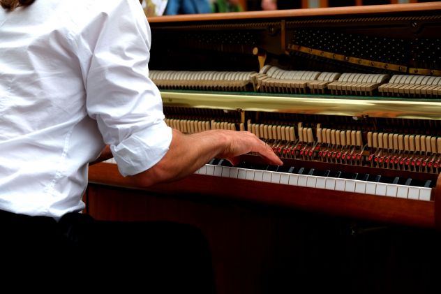 Pianista per eventi e matrimoni a Sirmione