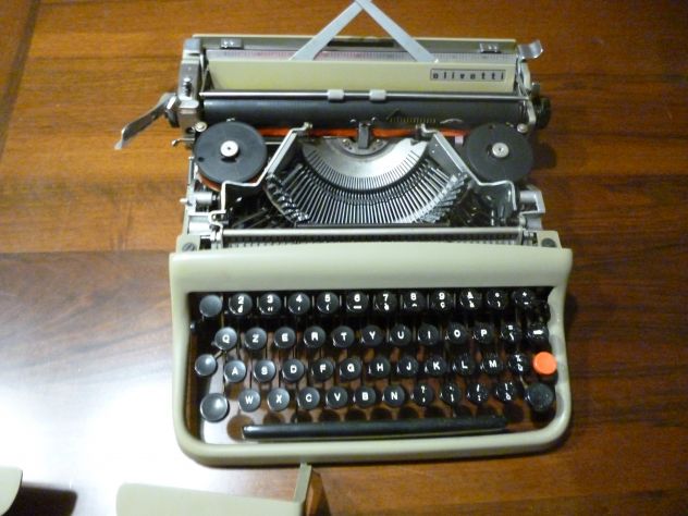 MACCHINA DA SCRIVERE OLIVETTI 22