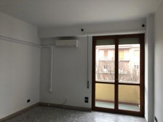 Appartamento luminoso e non arredato composto da ingresso, soggiorno, cucin &hellip;