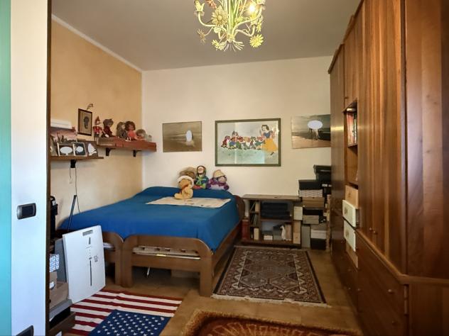 RONCHI, zona tranquilla e vicina al mare, villa su più livelli con ampio giardino su quattro lati. Al piano terra troviamo ingresso, salone, tinello, - Foto 17