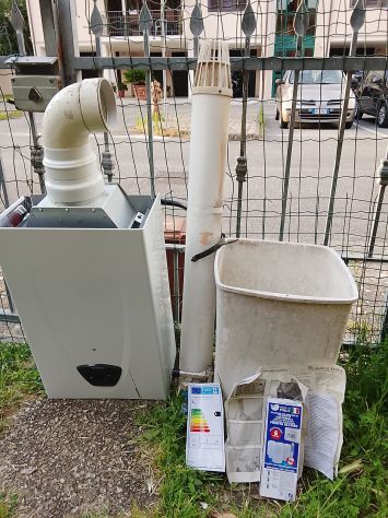 Scaldabagno ARISTON 50Lt Nuovo 310 € Piano cottura CANDY usato 60 € - Foto 5