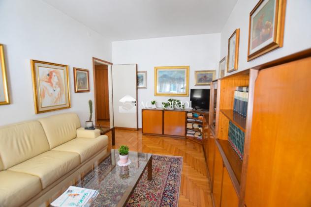 PALAZZO di 9 vani e di 350 mq (MONTEBELLUNA) rif. PE27 - Foto 2
