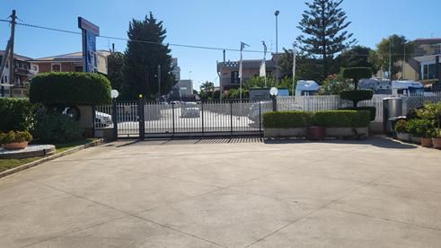 Locale commerciale con ampi spazi esterni