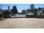 Locale commerciale con ampi spazi esterni