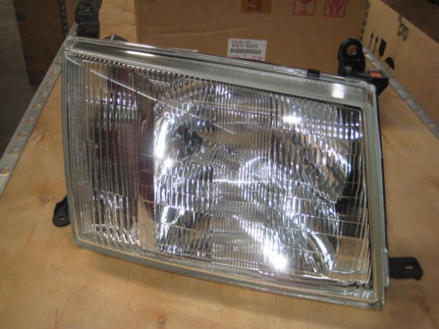FARO ANTERIORE DESTRO TOYOTA LAND CRUISER 100 81010-60020