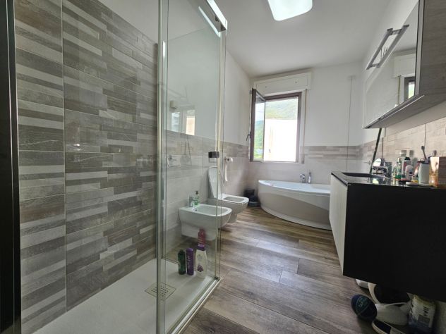 Ampio trilocale ristrutturato con arredo moderno - Foto 3
