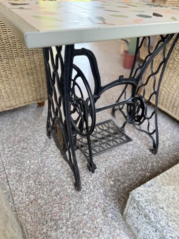 Vendo per arredo. Tavolo - Base Ghisa e Gres d'autore - ELEMENTI - Foto 2