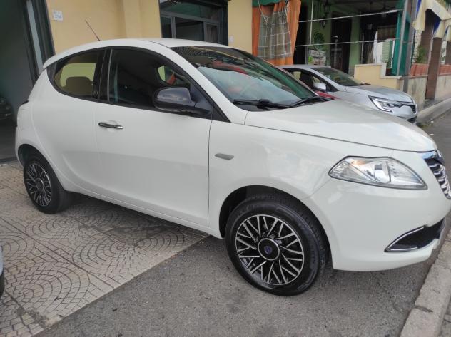 Lancia Ypsilon 2016 0.9 TwinAir Benzina metano LEGA SENSORI BLUETOOTH - Foto 2