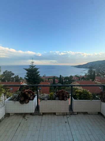 Quadrilocale con terrazzo vista mare, box auto e piscina