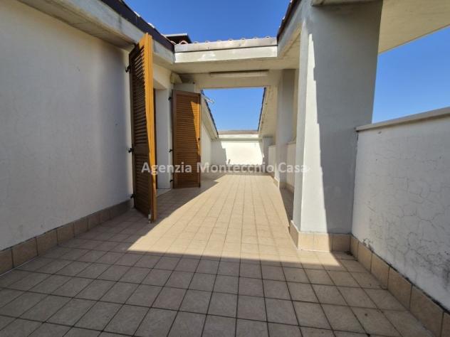 Appartamento con mansarda, 51 mq di terrazzi garage e piscina - Foto 15