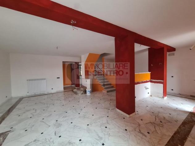 Semindipendente di ampia metratura con giardino privato e garage - Foto 3