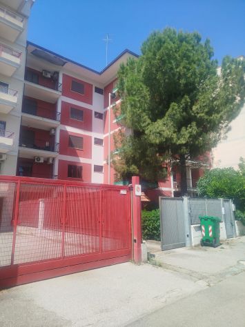 Ampio e Luminoso 4 Vani con Doppi Servizi, Posto Auto e Cantinola – Via Ancona