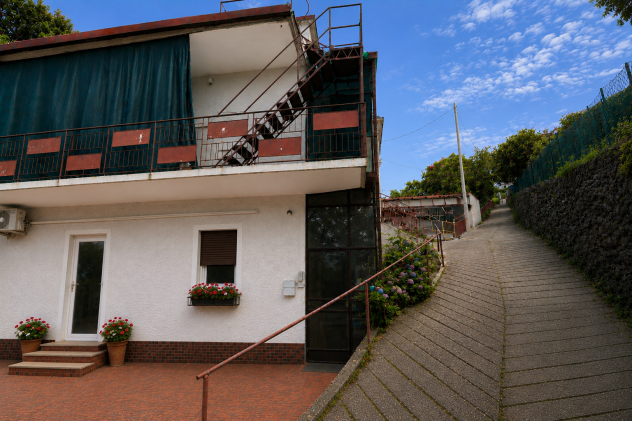 CAMERA IN CASETTA BIFAMILIARE