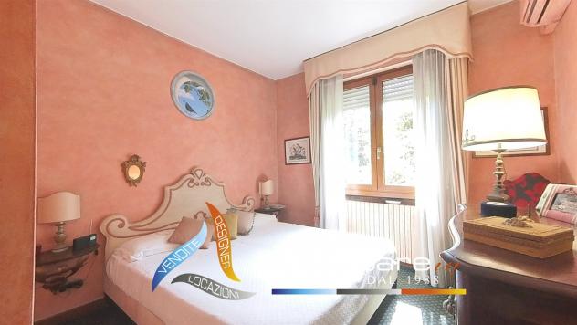 Villa Luminosa nel Verde: Privacy, Comfort e Spazi per la Famiglia - Foto 11