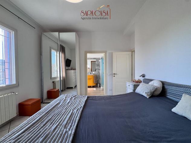Casa bifamiliare con ampi servizi e corte esclusiva - Foto 11