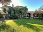 VILLA di 10 vani e di 280 mq (PIETRASANTA) rif. 703VE